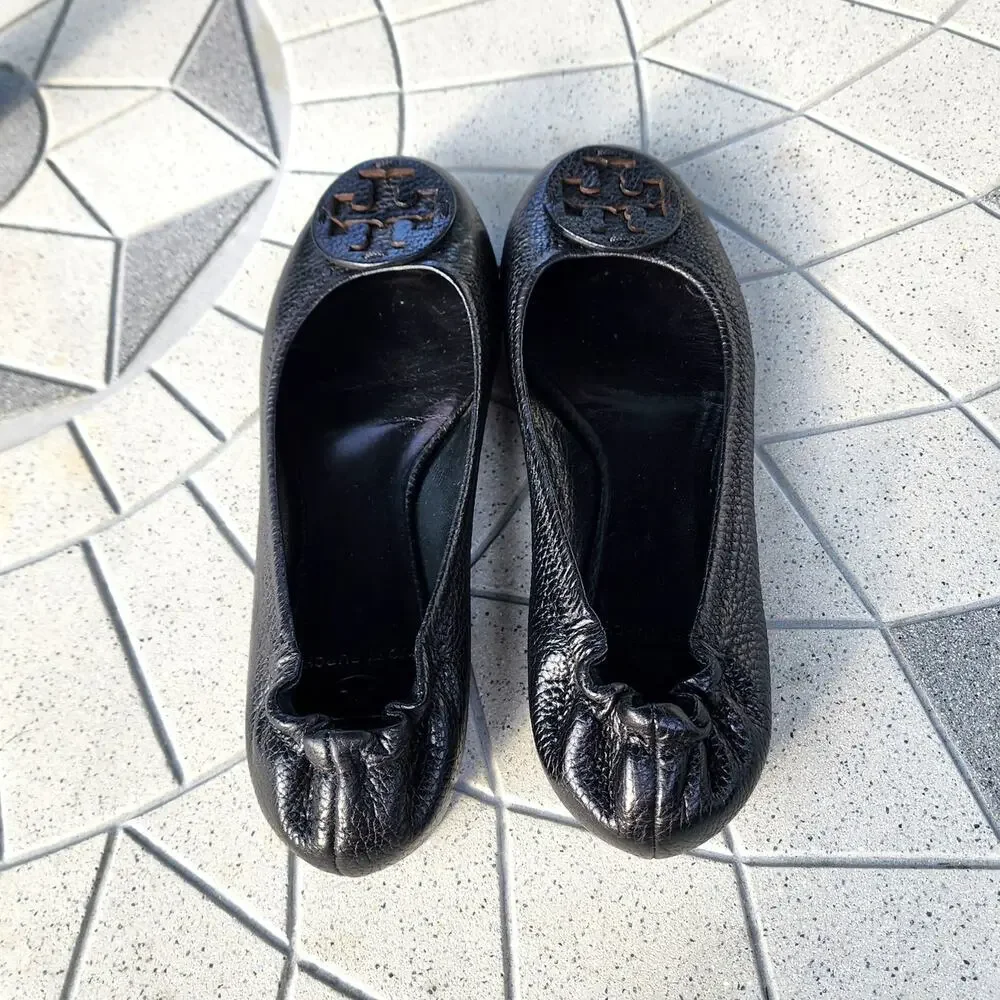 Tory Burch Reva Travel Tumbled Leather Medallion Logo Ballet Flats 7.5